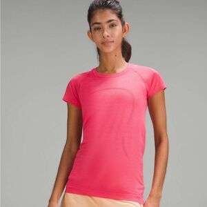 Lululemon Swiftly Tech Short-Sleeve Shirt 2.0
Lip Gloss/Lip Gloss
Size: 6